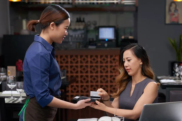 Geschäftsfrau Bezahlt Mit Kreditkarte Für Mittagessen Café — Stockfoto