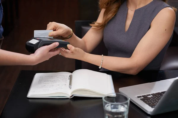 Image Recadrée Busines Femme Utilisant Carte Crédit Pour Payer Dîner — Photo