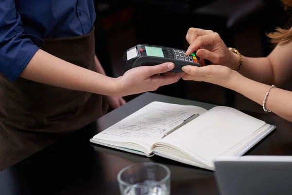 Imagen Cerca Mujer Que Ingresa Código Pin Para Pagar Restaurante — Foto de Stock