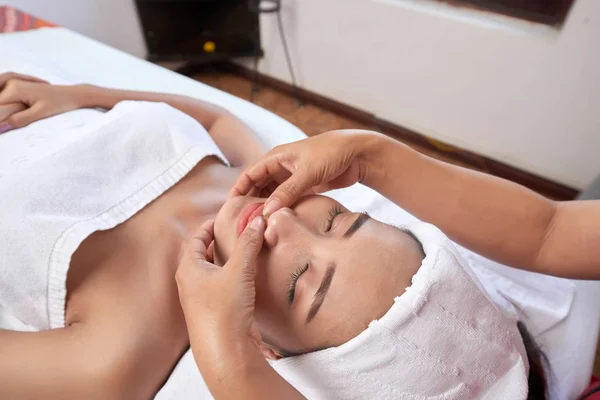 Jonge Aziatische Vrouw Met Ontspannende Gezicht Massage Spa Salon — Stockfoto