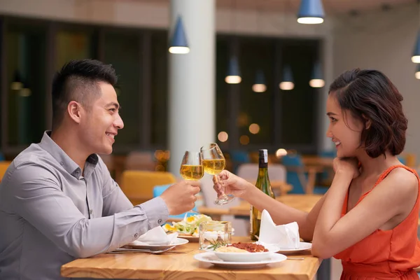 レストランで夕食 ワイングラスを持つチリンと愛の美しい若いカップル — ストック写真