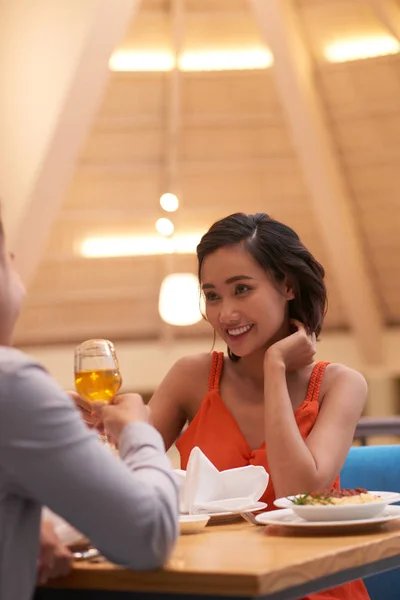 Linda Jovem Vietnamita Jantando Com Seu Namorado — Fotografia de Stock