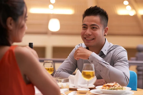 Beau Jeune Homme Dînant Dans Café Avec Petite Amie — Photo