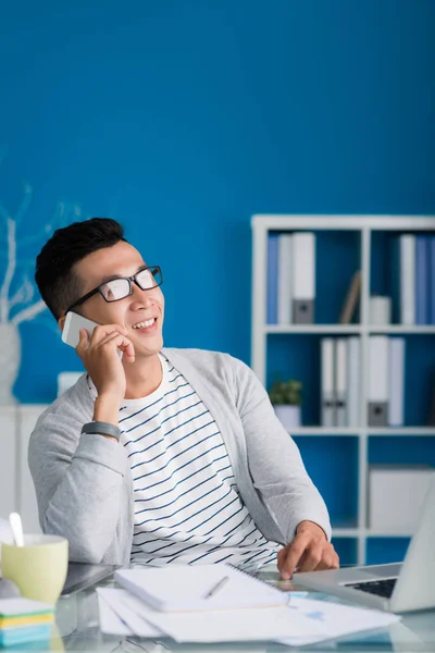 Retrato Empresário Vietnamita Alegre Chamando Pelo Telefone — Fotografia de Stock