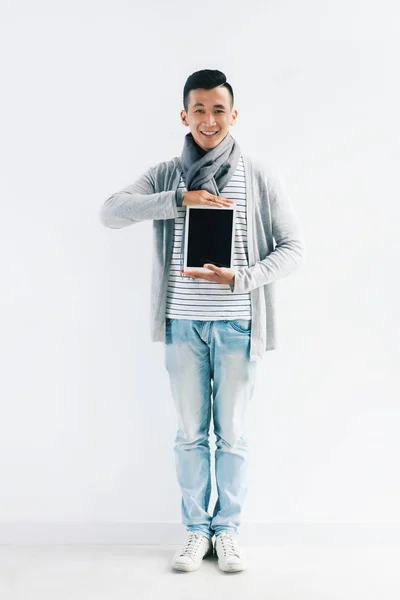 Mladý Muž Šťastný Smíšený Závodit Zobrazeno Digitální Tablet Prázdnou Obrazovkou — Stock fotografie