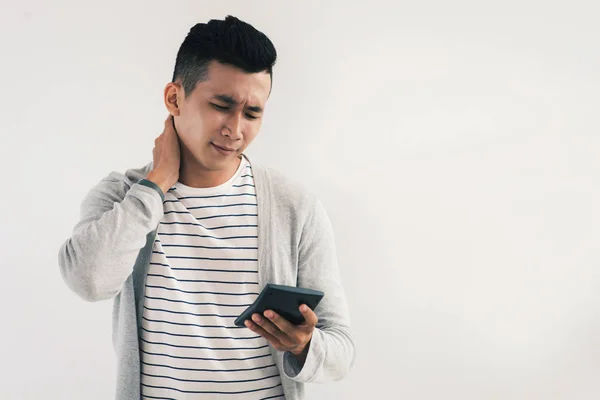 Jonge Man Ongelukkig Met Cijfers Rekenmachine — Stockfoto