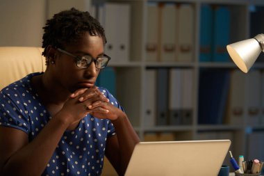 İş için yeni bir fikir üzerinde düşünürken güzel dalgın iş kadını