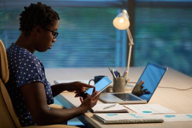 Proje üzerinde çalışırken dijital tablet kullanarak kadın mali işler müdürü