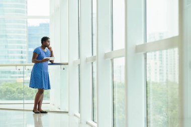 Çok dalgın iş kadını ile dijital Masa penceresinde cam ofis pencere üzerinden seyir 