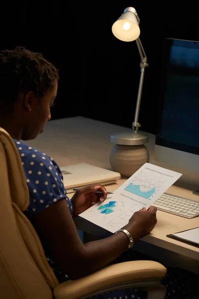 Ejecutiva Femenina Analizando Gráfico Con Datos Financieros — Foto de Stock