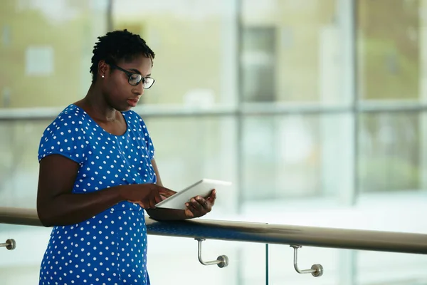 Dalgın Afrikalı Amerikalı Kadın Gözlük Dijital Tablet Kullanma — Stok fotoğraf