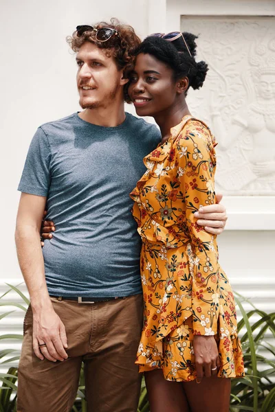 Schwarze Frau Und Kaukasischer Mann Sommerlichen Outfits Stehen Draußen Und — Stockfoto