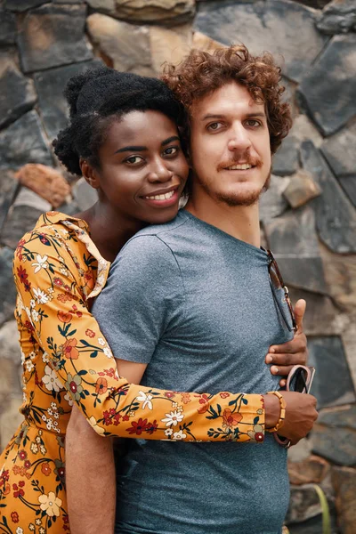 Encantadora Mujer Afroamericana Abrazando Hombre Barbudo Caucásico Desde Atrás — Foto de Stock