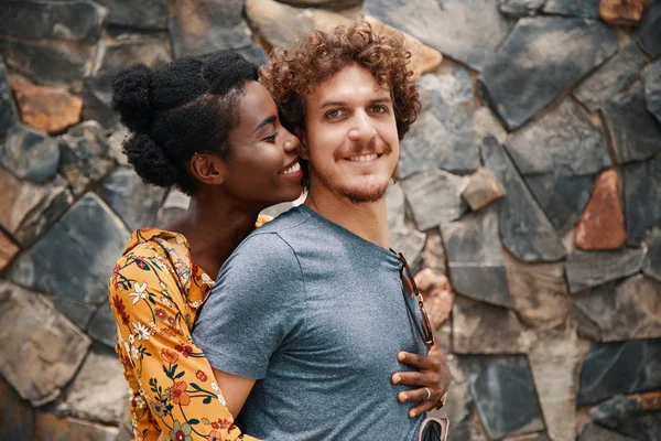 Africano Americana Mujer Besos Caucásico Hombre Amor — Foto de Stock