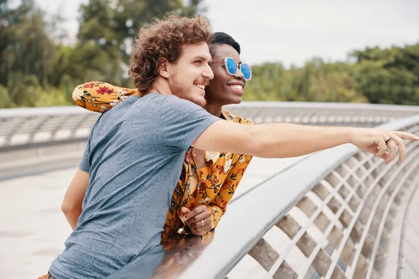 Paar Steht Auf Brückenstraße Mann Zeigt Mit Finger Auf Weg — Stockfoto