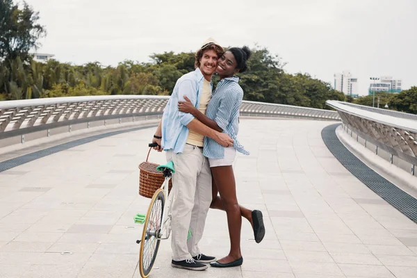 Многонациональная Пара Влюбленная Велосипед — стоковое фото