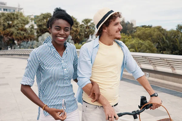 Çok Irklı Çift Bisiklet Aşık — Stok fotoğraf