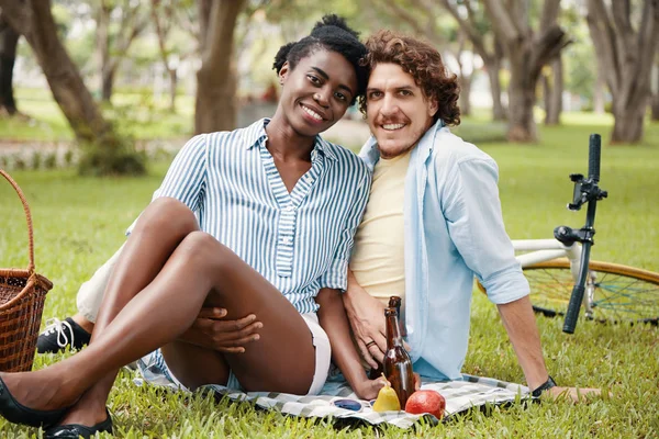 Charmante Schwarze Frau Und Mann Sitzen Auf Plaid Park — Stockfoto