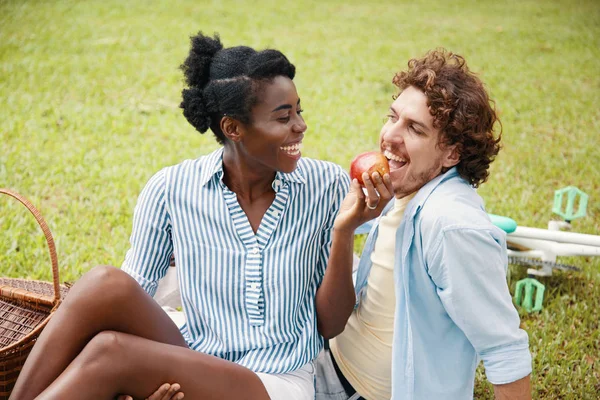 Vielrassiges Paar Beim Picknick Frau Füttert Mann Mit Apfel — Stockfoto