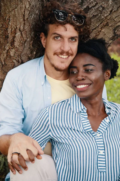 Pareja Multirracial Pie Árbol Concepto Amor — Foto de Stock