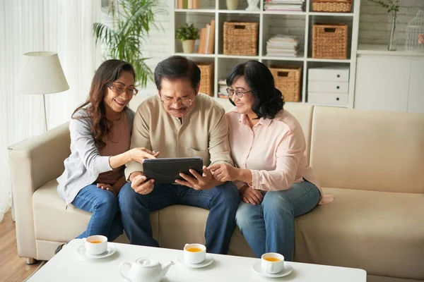 Senioren Suchen Etwas Auf Dem Touchpad Während Sie Hause Tee — Stockfoto