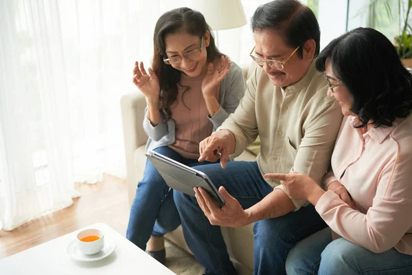 Senior Mensen Met Touchpad Tijd Samen Doorbrengen — Stockfoto