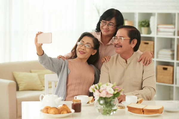 Pessoas Idosas Fazendo Retrato Selfie Enquanto Bebem Chá Casa — Fotografia de Stock