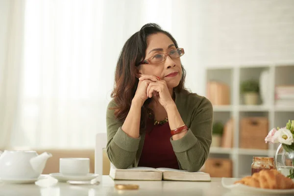 Nachdenkliche Reife Frau Mit Brille Frühstückt Hause — Stockfoto