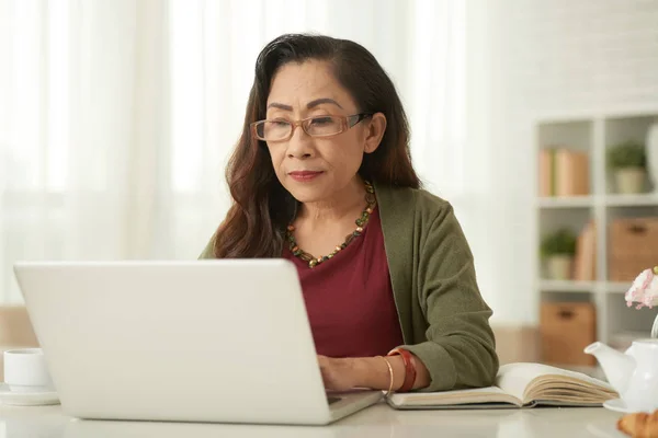 Mulher Madura Óculos Usando Laptop Mesa Casa — Fotografia de Stock