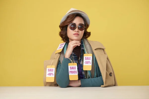 Porträtt Glamorösa Asiatisk Kvinna Bär Lager Kläder Med Försäljning Etiketter — Stockfoto
