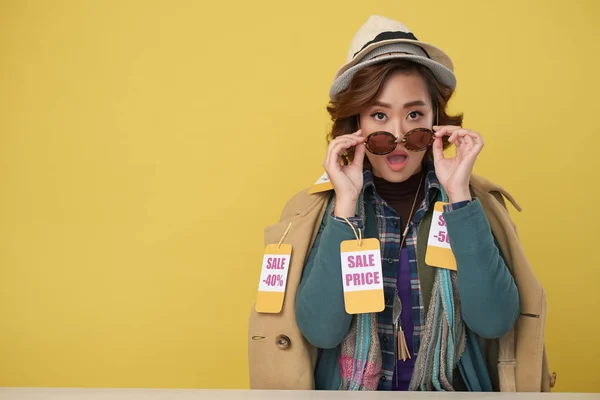 Portret Van Verrast Aziatische Vrouw Dragen Zonnebril Lagen Van Kleding — Stockfoto