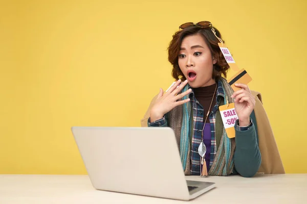 Schockierte Asiatische Frau Mit Laptop Tisch Zum Online Einkaufen Verkaufskonzept — Stockfoto