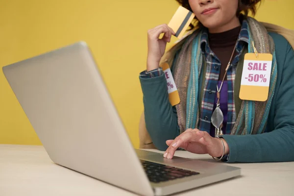 Abgeschnittenes Bild Einer Frau Mit Laptop Tisch Zum Online Einkaufen — Stockfoto