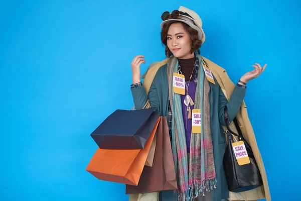 Retrato Mujer Asiática Adicta Las Compras Posando Ropa Multicapa Con —  Fotos de Stock