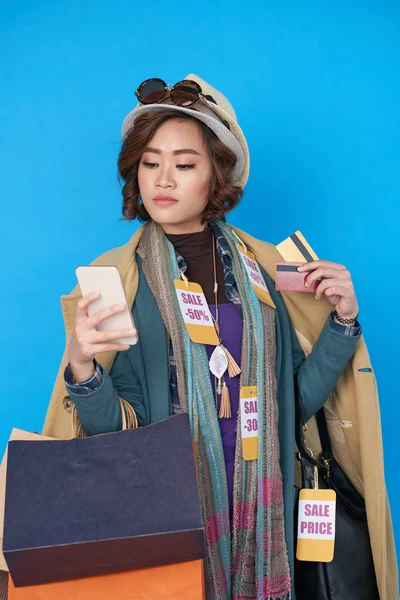 Asiatique Shopaholic Femme Posant Avec Des Sacs Provisions Cartes Crédit — Photo