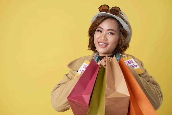 Asiática Shopaholic Mujer Posando Con Bolsas Compras —  Fotos de Stock