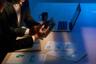 Kırpılmış görüntü iş adamları karanlık Office belgeleriyle çalışma