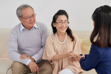 üst düzey çift ile çalışma ve el sallayarak Ajan 