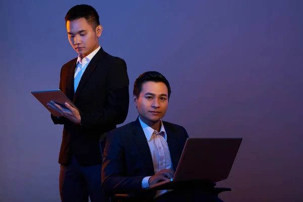Yakışıklı Genç Adamları Tablet Dizüstü Bilgisayar Ile — Stok fotoğraf