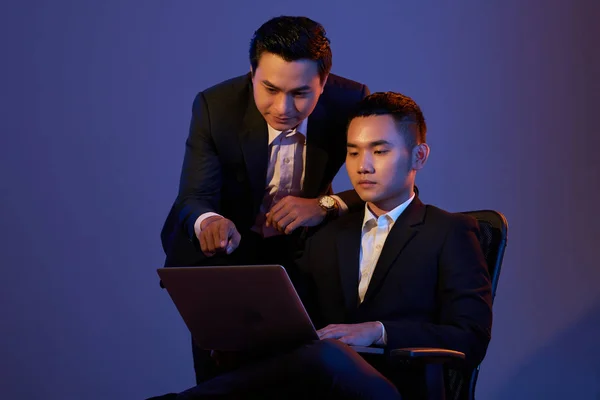 Jonge Vietnamese Zakenmensen Bespreken Informatie Laptop — Stockfoto