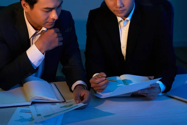 Cropped Image Vietnamese Entrepreneurs Discussing Charts Graphs Meeting — Stock Photo, Image