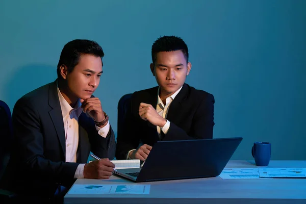 Team Ekonomicheferna Analysera Information Laptop Skärm — Stockfoto