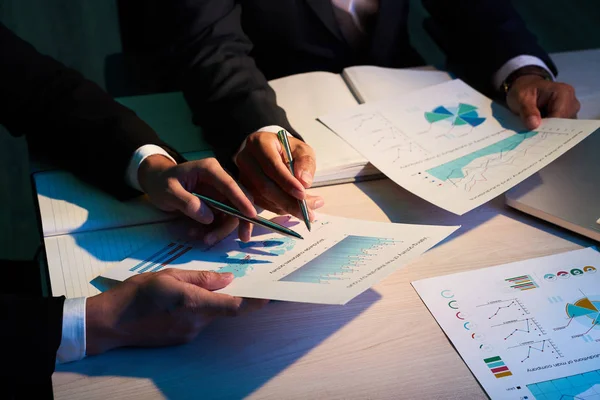 Professionele Financiële Analisten Die Werken Met Financiële Documenten — Stockfoto