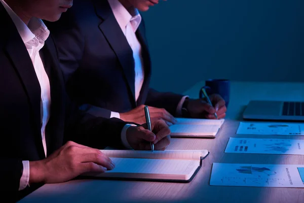 Geschnittenes Bild Von Geschäftsleuten Die Arbeit Und Unternehmensentwicklung Planen — Stockfoto