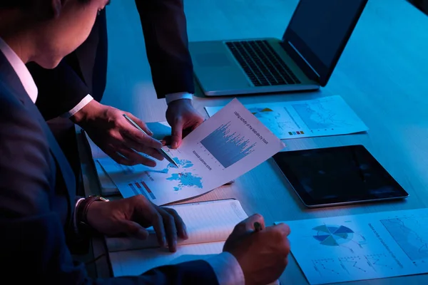 Business Colleagues Having Financial Discussion Dark Office — Stock Photo, Image