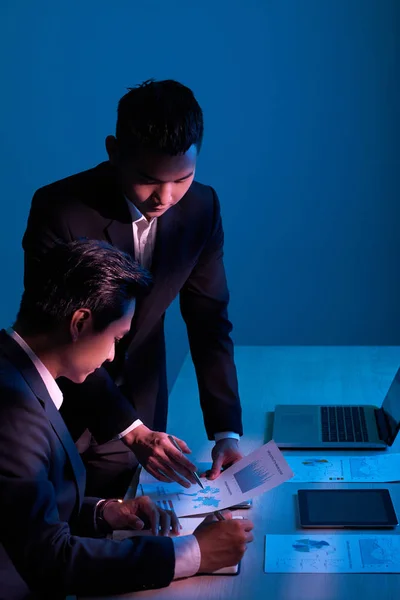 Business Colleagues Having Financial Discussion Dark Office — Stock Photo, Image