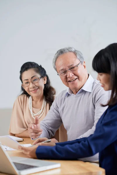 Ganska Asiatiska Fastighetsmäklare Visar Signatur Plats Pappersdokument Till Äldre Par — Stockfoto