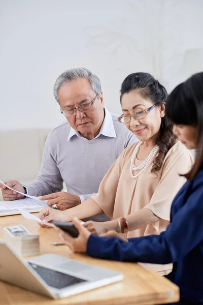 Senior Asiatisches Paar Sitzt Modernen Büro Und Bezahlt Nach Erfolgreichem — Stockfoto