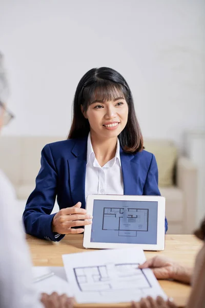 Atractivo Diseñador Interiores Asiático Con Traje Sentado Escritorio Mostrando Plan — Foto de Stock