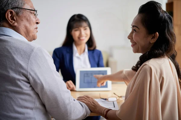 Asiatisches Paar Händchenhalten Bei Der Wohnungswahl Mit Hilfe Von Immobilienmakler — Stockfoto